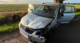 Wypadek w Łowinie. Samochód osobowy uderzył w drzewo