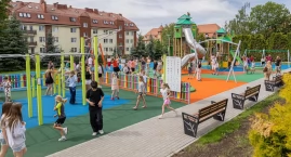 Plac zabaw przy ul. Hallera oficjalnie otwarty po remoncie. Zobaczcie jak wygląda [ZDJĘCIA]
