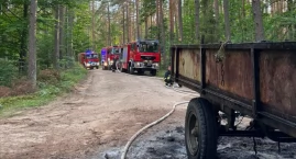 Przyczepa ze słomą stanęła w ogniu. Zagrożony był las