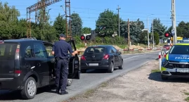 Działania służb na przejeździe kolejowym. W akcji po&hellip;
