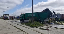 Pożar śmieciarki w Laskowicach. Szybka reakcja praco&hellip;