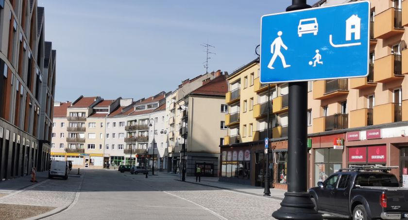Nysa. Rynek.Piesi mogą chodzić środkiem drogi 