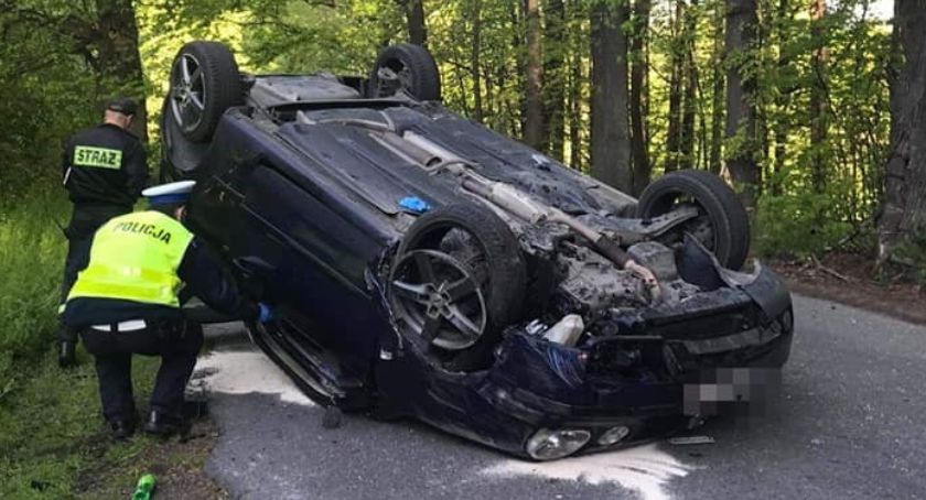 Kierowca dachował i uciekł na piechotę