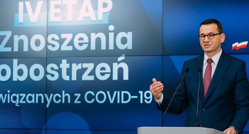 Koniec z maseczkami oraz limitami w restauracjach i kościołach 