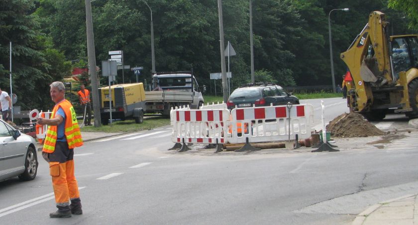 Utrudnienia na drodze. Akwa wymienia sieć