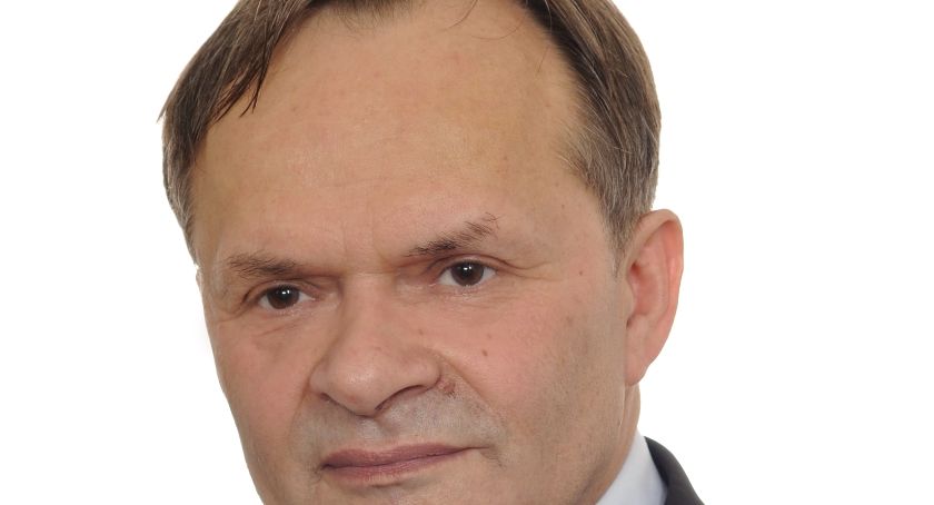 Stolik z powyłamywanymi nogami.