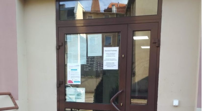 Obrzucili jajami urząd 