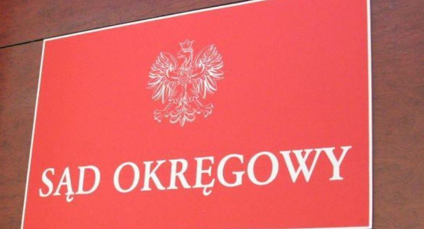 Po pijaku ukradli flagę. Sąd: Przestańcie pić
