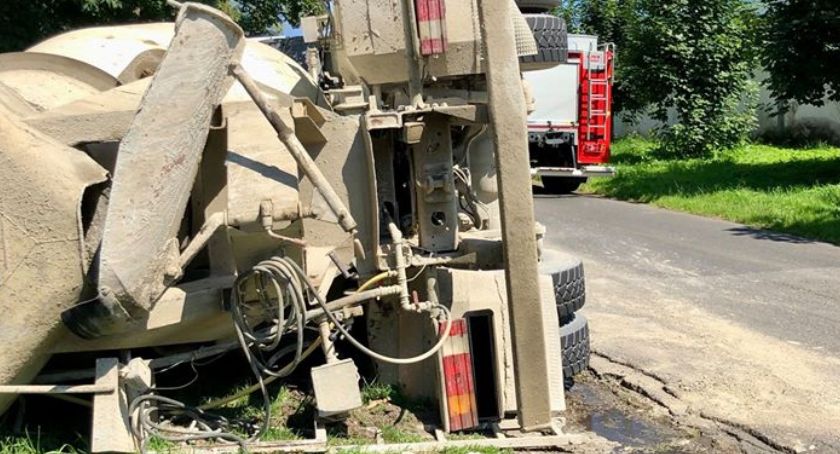 Przewróciła się ciężarówka z betonem 