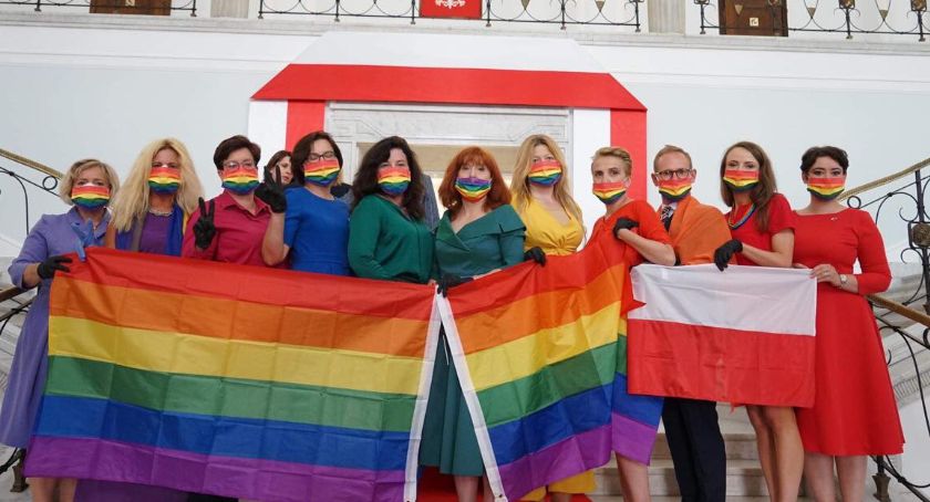 Felieton: Kolory partyjnych majtek