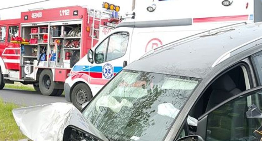 Wypadek w Chróścinie Nyskiej. Auto w płomieniach. Wśród poszkodowanych jest dziecko