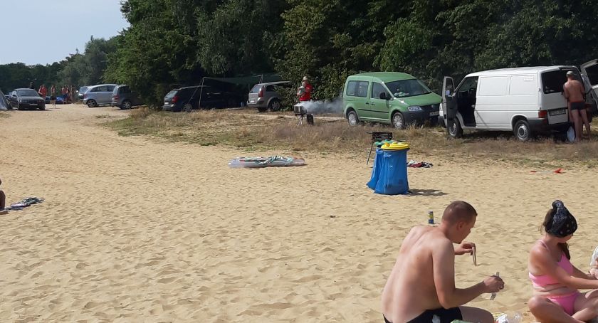 Jezioro Nyskie. Samochody parkują na plaży