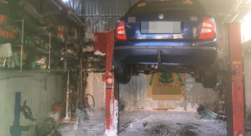 Pożar w serwisie samochodowym przy ul. Wyspiańskiego [FOTO]