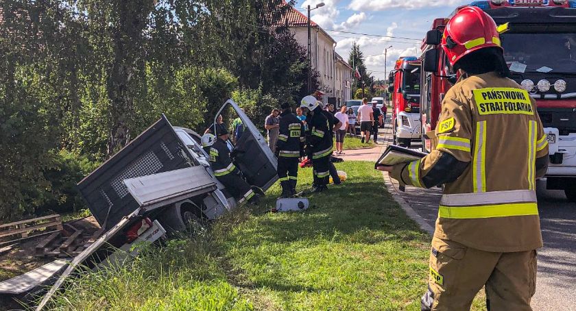 Rusocin. Ciężarówka w rowie