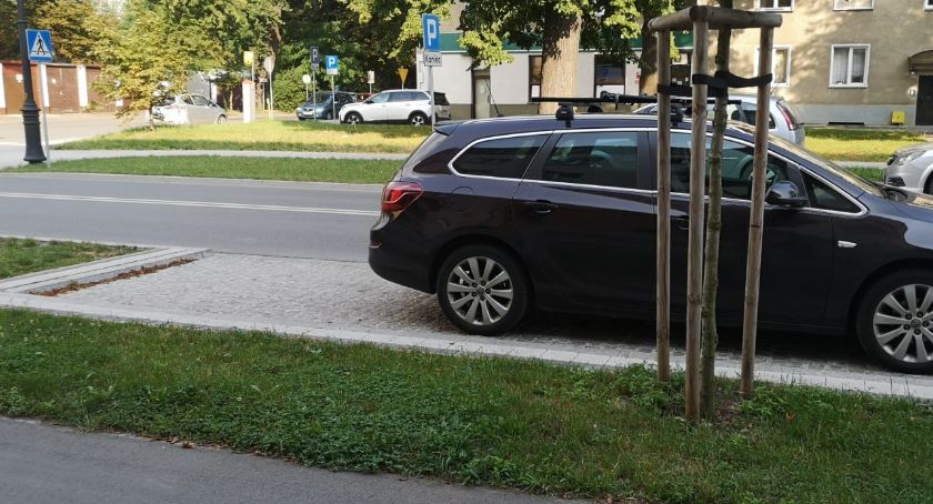 Parking na Piastowskiej. Kierowcy nie potrafią parkować?
