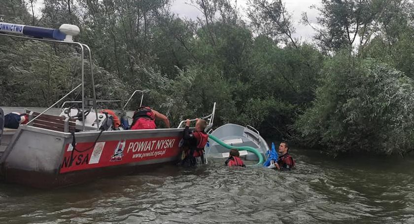 Jezioro Nyskie. Zatonęła łódka z wędkarzami. Niebezpieczna akcja ratunkowa 