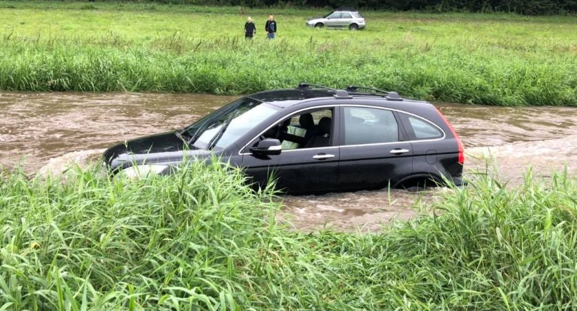 Otmuchów. Utopił auto w rzece płynącej przez kanał ulgi