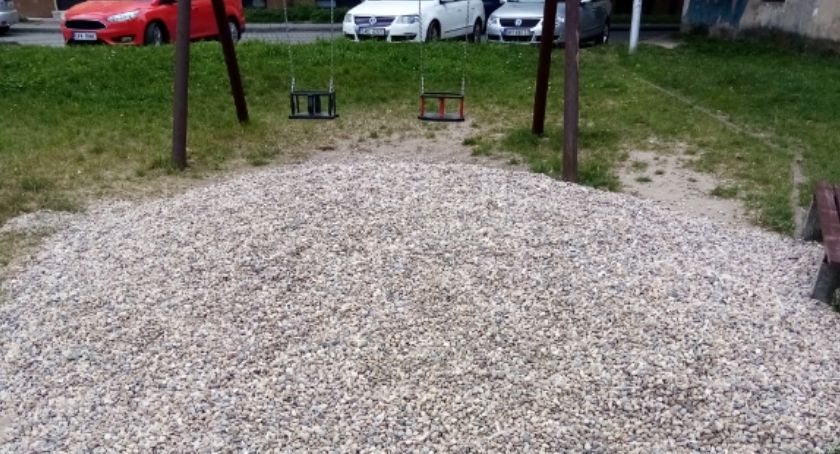 Plac zabaw wysypali żwirem