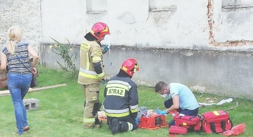 Głuchołazy. Porażony prądem spadł z rusztowania