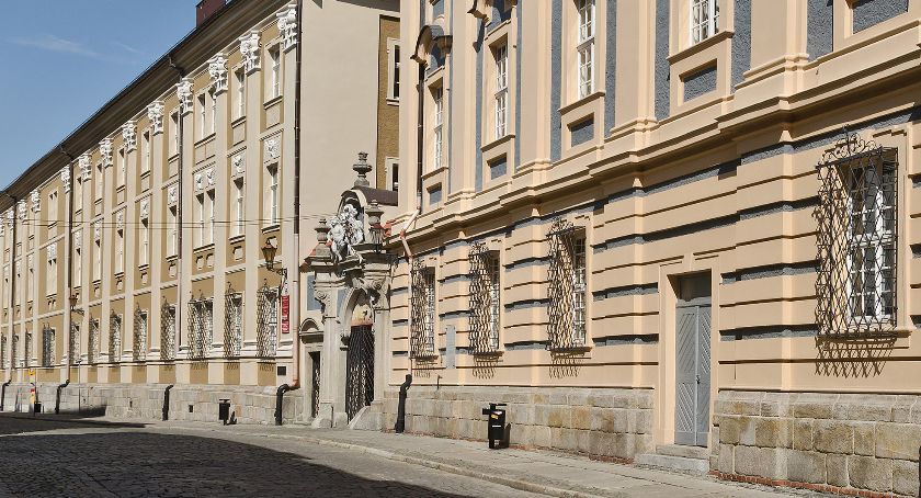 Carolinum. Cała klasa na kwarantannie  