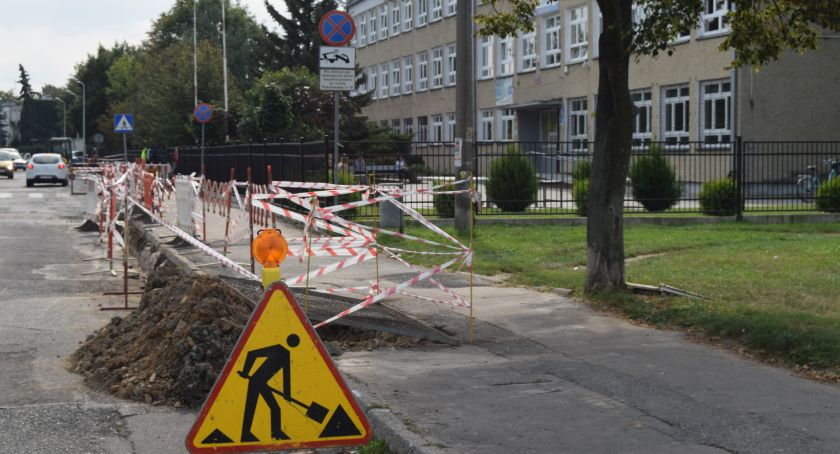 Wyciek gazu obok szkoły