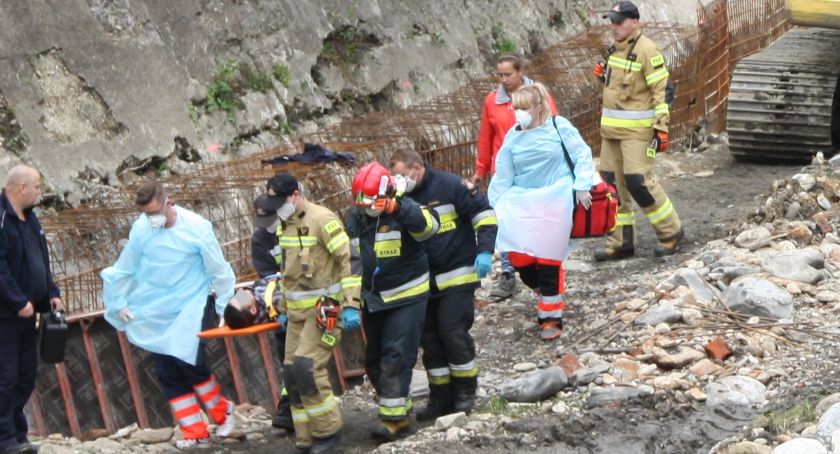 Głuchołazy. Wypadek podczas remontu rzeki 