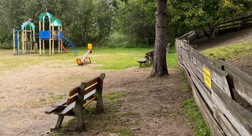 Otmuchów. Fekalia z mini ZOO spływają na plac zabaw