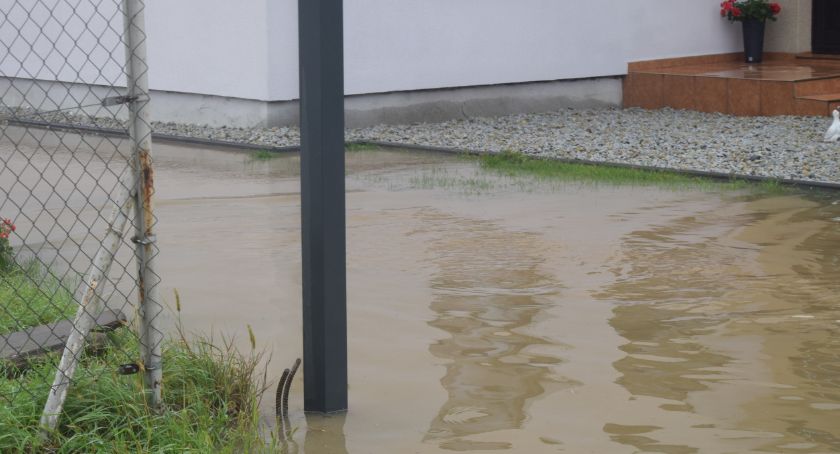 Przerwany wał potoku Kamienica na ul. Morcinka 