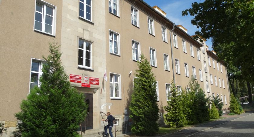 Koronawirus. Zakażeni nauczyciele i uczeń szkoły specjalnej 