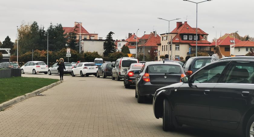 Kolejka do badań pod halą 