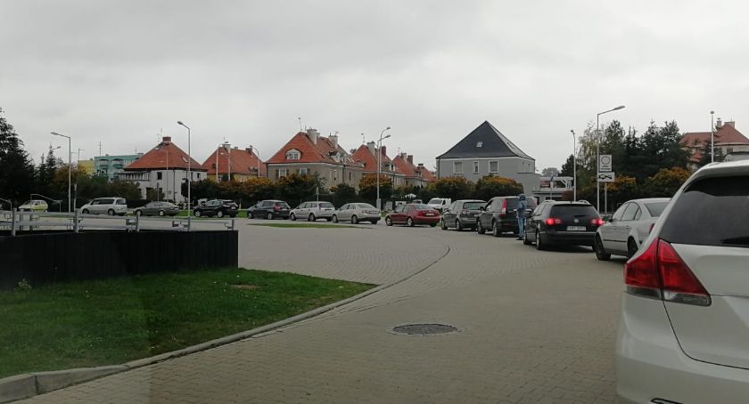 Punkt pobrań wymazów zamknięto ludziom przed nosem. Czekali godziny 