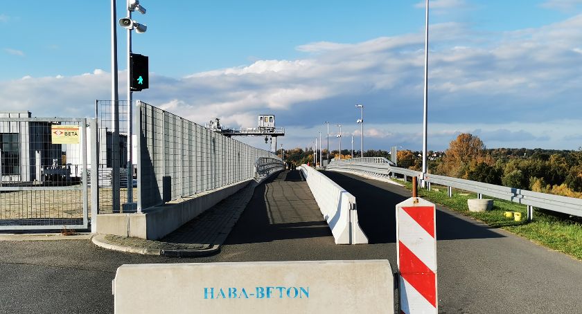 Pancerny przejazd po tamie jeziora 