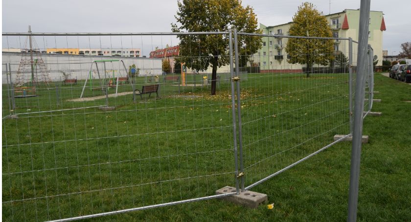 Sprzedany plac zabaw przy Zwycięstwa zniknie. Deweloper ogrodził teren 