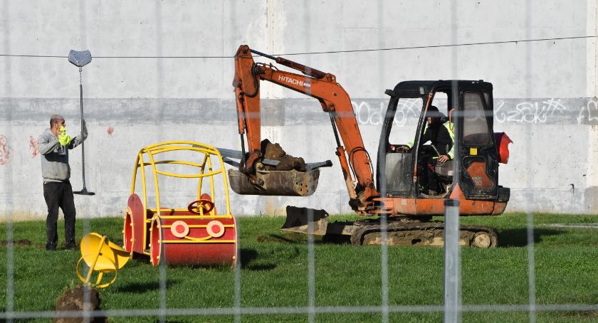 Rozbiórka placu zabaw przy Zwycięstwa 