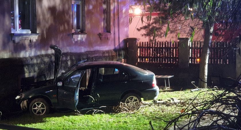 Samochód osobowy wjechał w budynek!