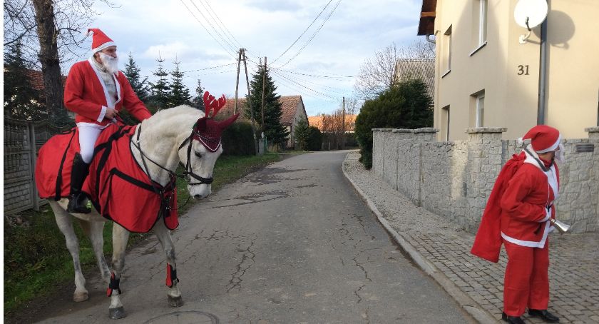 Święty Mikołaj przyjechał konno 
