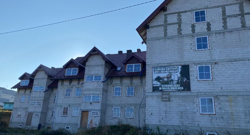 Mieszkania w Maciejowicach budowane są od 2012 r. Gotowe mają być za rok