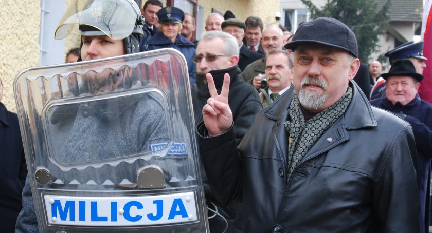 Saluto Komendanto. Janusza Sanockiego wspomina były komendant więzienia, gdzie był internowany 