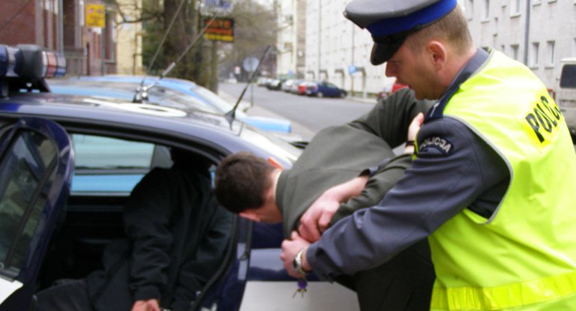 Sterroryzował i okradł autostopowiczów