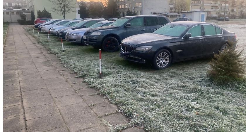 Niszczymy swoje samochody! Mieszkańcy ul. Osmańczyka chcą budowy parkingu 