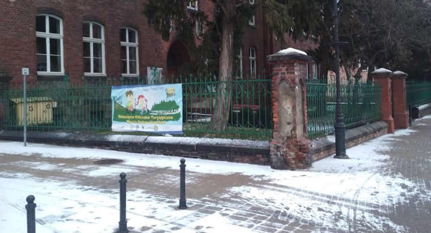 Reklamy z liceum zniknęły, ale nie wszystkie 