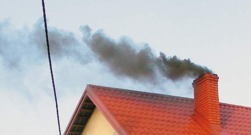Kopciuchy zostaną. Burmistrz tnie kasę na walkę ze smogiem 