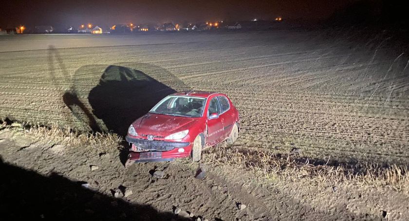 Porzucone auto. Kierowca wyleciał z drogi?