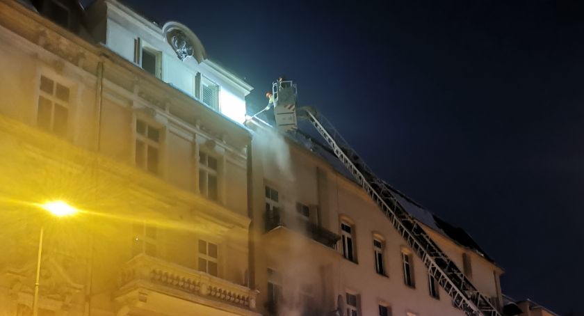 Straż usuwa śnieg z dachu na Prudnickiej 