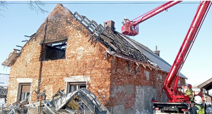 Pożar domu w Bielicach. Spłonął dach i poddasze [FOTO]