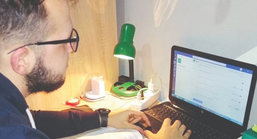 Lekcje w dobie pandemii. Relacjonują uczniowie Carolinum