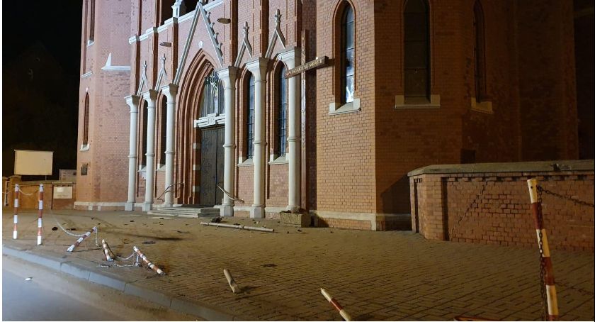 Pościg za kierowcą. Doprowadził do kolizji. Później staranował słupki pod kościołem