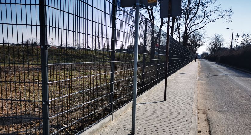 Chodnik przy Kozielskiej po remoncie nadal za wąski 