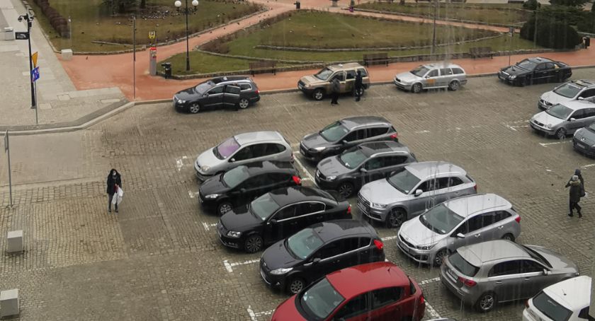 Przetarg na dokończenie rynku 