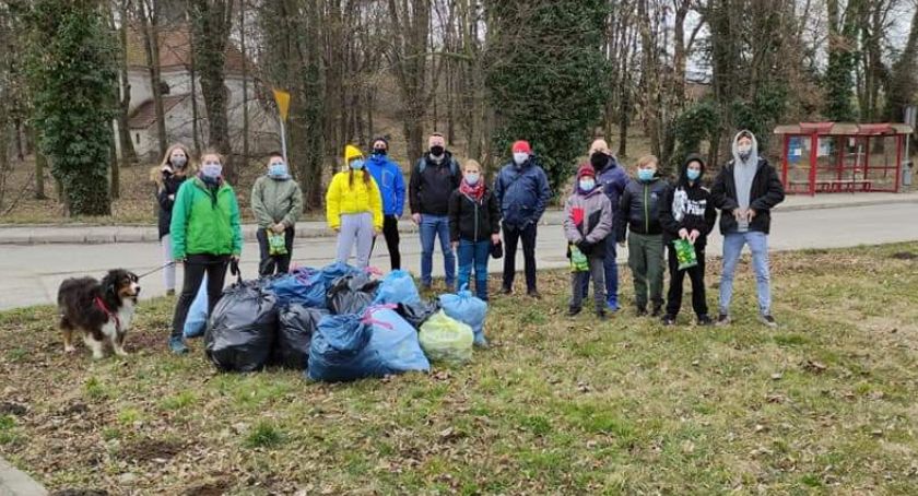 Sami wysprzątali Aleję. Mają dość zaśmiecania miasta